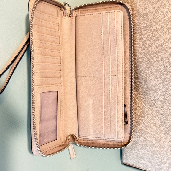 Michael Kors Woman's Light Gray Leather Handbag and Wallet - Picture 9 of 14